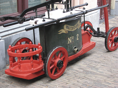 862260 Afbeelding van een mobiele brandspuit op een perron in het Spoorwegmuseum (Maliebaanstation) te Utrecht.